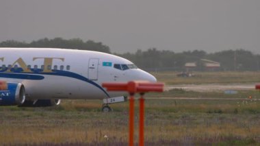 ALMATY, KAZAKHSTAN - 27 Haziran 2025: Ticari uçak SCAT Airlines Boeing 737, UP-B3724 Almaty Havaalanı 'nda taksicilik. Seyahat kavramı