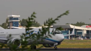 ALMATY, KAZAKHSTAN - 25 Haziran 2025: SCAT Airlines Boeing 737, UP-B3738 kalkıştan önce hızlanın. Havaalanında ticari jet uçakları var. Havacılık, uçuş operasyonları ve hava ulaşımı.