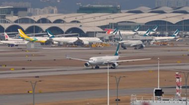 HONG KONG - 29 Ocak 2025: Yolcu uçağı Airbus A330, B-LAQ Cathay Pacific kalkışı. Uçak kalkıyor. Seyahat kavramı