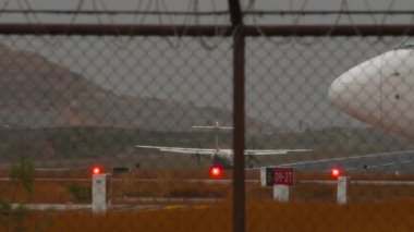 PHUKET, THAILAND - 24 Şubat 2025: Thai Lion Air Boeing 737, HS-LUH Phuket havaalanı pistine yanaşıyor, yan görüş. Seyahat kavramı