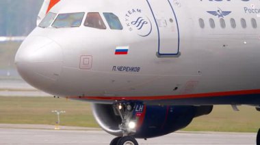 MOSCOW, Rusya Federasyonu - 29 Temmuz 2021: Airliner Aeroflot A320, VP-BLH taksiyolunda ilerliyor, seyahat ve havaalanı teması için ideal