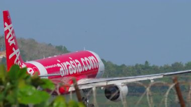 PHUKET, THAILAND - 8 Şubat 2025: AirAsia Airbus A320, HS-BBV taksisi. Havaalanında bir uçak var. Seyahat kavramı