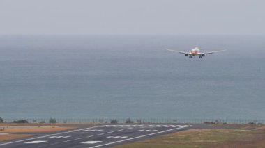 PHUKET, THAILAND - 25 Şubat 2025: Nok Air Boeing 737 HS-DBQ inişi, Phuket Havaalanı 'na iniş ve frenleme. Kalkıştan önce Finnair Airbus A350. Seyahat kavramı