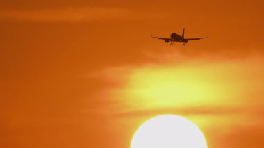 Altın bir günbatımı gökyüzüne doğru inen uçak. Çarpıcı seyahat ve havacılık geçmişi, turizm, havayolu ve ticari projeler için mükemmel.