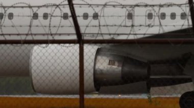 Ticari bir uçak motoru ve iniş takımının piste yakın görüntüsü. Seyahat, ulaşım, bakım ve modern havacılık konuları