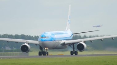AMSTERDAM, NETHERLANDS - 25 Temmuz 2017: Airbus A330 of KLM, PH-AOC havalandı. Uçak kalkıyor. Seyahat kavramı
