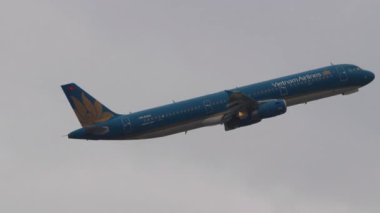 HONG KONG - 26 Ocak 2025: Vietnam Havayolları Airbus A321, VN-A324 kalkış ve tırmanış, yan görüş. Yolcu uçağı kalkıyor. Seyahat kavramı