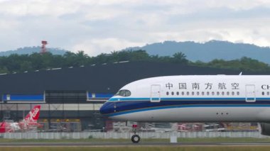 KUALA LUMPUR, MALAYSIA - 14 Ocak 2025: China Southern Airlines Airbus A350, B-30AL pistte, yan görüş. Uçak kalkışa hazır. Seyahat kavramı