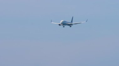 PHUKET, THAILAND - 22 Şubat 2025: Air Astana Boeing 767, El-KEA Phuket Uluslararası Havaalanı 'na inişe geçiyor. Gökyüzünde bir uçak, uzak ihtimal. Seyahat kavramı.