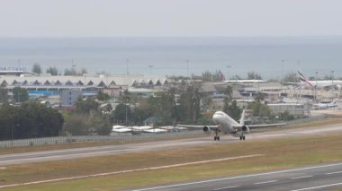 PHUKET, THAILAND - 25 Şubat 2025: Vietnam Jet Air Airbus A320, LY-NVM Phuket 'ten kalkış.