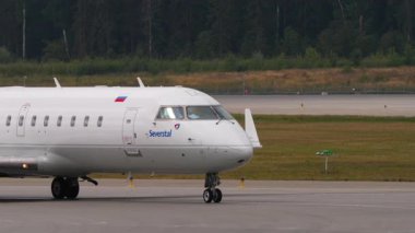 MOSCOW, Rusya Federasyonu - 29 Temmuz 2021: Severstal Bombacı CRJ, RA-67230 Sheremetyevo havaalanında taksicilik. Seyahat kavramı