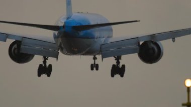 AMSTERDAM, NETHERLANDS - 28 Temmuz 2017: KLM Royal Dutch Airlines 'ın 777 sefer sayılı uçağı, arka görüş. İniş ışıklarıyla aydınlanan pist
