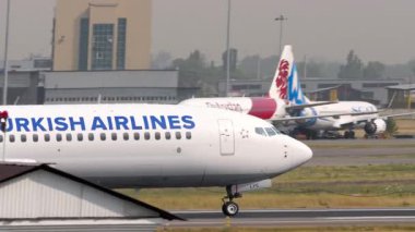 ALMATY, KAZAKHSTAN - 26 Haziran 2025: Boeing 737 MAX, Türk Hava Yolları 'ndan C-LYC Almaty havaalanından havalanmıştır. Yolcu uçağı kalkıyor