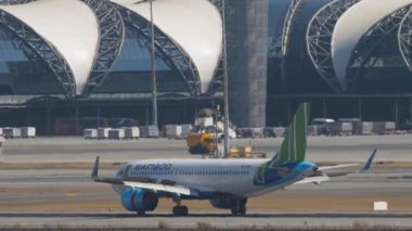 BANGKOK, THAILAND - 01 Mart 2023: Airbus A320, VN-A598 Bamboo Airways pistte, Suvarnabhumi Havaalanında fren yapıyor. Uçak geliyor. Spoiler verin. Seyahat kavramı