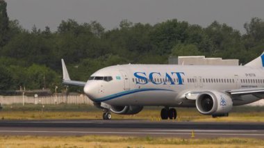 ALMATY, KAZAKHSTAN - 25 Haziran 2025: SCAT Airlines Boeing 737, UP-B3738 kalkıştan önce hızlanın. Havaalanında ticari jet uçakları var. Havacılık, uçuş operasyonları ve hava ulaşımı.