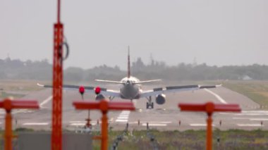 Yolcu jet uçağı piste indikten sonra yavaşlıyor. Havacılık, hava yolculuğu, varış ve modern ulaşım kavramı