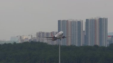 KUALA LUMPUR, MALAYSIA - 13 Ocak 2025: Uzak çekim, Batik Air Malezya Boeing 737 Kuala Lumpur Havalimanı, Malezya. Seyahat kavramı