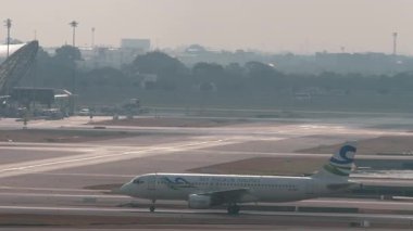 BANGKOK, THAILAND - 15 Mart 2025: Sky Angkor Airlines Airbus A320-214, XU-727 Suvarnabhumi havaalanında taksicilik. Seyahat kavramı