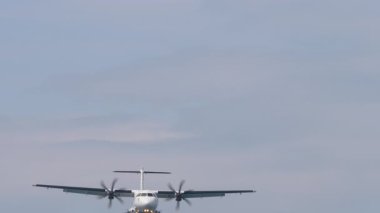 Tanımlanamayan bir iniş yapan turbopervane uçağı görüntüsü. Seyahat, havacılık, macera kavramı