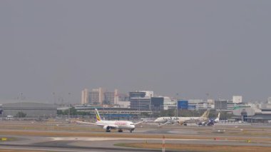 BANGKOK, THAILAND - 16 Mart 2025: Etiyopya Havayolları, Boeing 787-9, ET-AXK, Dreamliner Bangkok havaalanından havalandı. Yolcu uçağı kalkıyor
