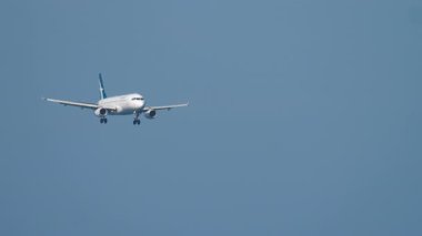 PHUKET, THAILAND - 2 Aralık 2018: SilkAir Airbus 320 9V-SLJ Phuket havaalanına yaklaşıp iniş yapıyor.