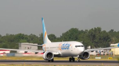 ALMATY, KAZAKHSTAN - 25 Haziran 2025: SCAT Airlines Boeing 737, A6-FNB kalkıştan önce hızlanır. Havaalanında ticari jet uçakları var. Havacılık, uçuş operasyonları ve hava ulaşımı.