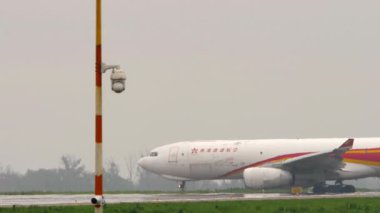 ALMATY, KAZAKHSTAN - 12 Mayıs 2024: Hong Kong Hava Kargo uçağı Almaty havaalanına geliyor, arka manzara. Spoiler hazır.