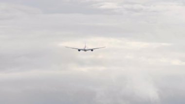 Yolcu uçağı yavaş çekimde havalanıyor, düzgünce gökyüzüne yükseliyor. Havacılık, seyahat ve ulaşım kavramları için mükemmel..