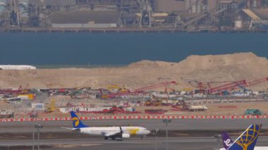 HONG KONG - 28 Ocak 2025: Boeing 737, MIAT Moğol Havayollarından EI-CXV Chek Kap Kok Havalimanı, Hong Kong