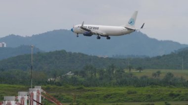 KUALA LUMPUR, MALAYSIA - 12 Ocak 2025: Mets 'in Boeing 737, 9M-KXB' si Kuala Lumpur Havalimanı 'na indi. Yan görüş, gökyüzünde bir uçak. Seyahat kavramı