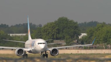 ALMATY, KAZAKHSTAN - 25 Haziran 2025: SCAT Airlines Boeing 737, A6-FNB kalkıştan önce hızlanır. Havaalanında ticari jet uçakları var. Havacılık, uçuş operasyonları ve hava ulaşımı.