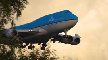 AMSTERDAM, NETHERLANDS - 25 Temmuz 2017: Boeing 747, KLM 'nin PH-BFR uçağı Amsterdam Havaalanı Schiphol' daki piste iniyor. Arka planda uçak