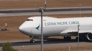 HONG KONG - 29 Ocak 2025: Cathay Pacific Kargo Boeing 747, B-LJB Hong Kong Havaalanı pistine iniyor. Jumbo jet havaalanında, yan görüş.