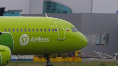 NOVOSIBIRSK, RUSSIAN FEDERATION - 15 Temmuz 2022: Airbus A321, RA-73438 S7 Airlines kalkıştan önce hız kazanıyor Tolmchevo havaalanı, yan görüş