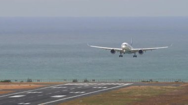 PHUKET, THAILAND - 25 Şubat 2025: Aeroflot Airbus A350 yolcu uçağı, RA-73151 iniş. Deniz kıyısındaki havaalanı. Mai Khao plajı.