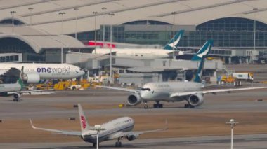 HONG KONG - 29 Ocak 2025: uçak Boeing 737, B-5682 Air China Chek Kap Kok havaalanından havalandı. Uçak kalkıyor. Seyahat kavramı