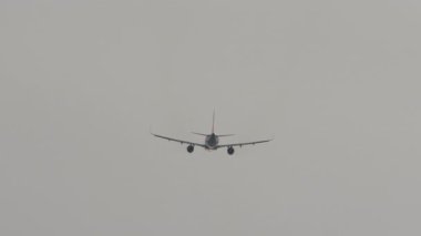 PHUKET, THAILAND - 25 Şubat 2025: Sichuan Airlines Airbus A321, B-8961 kalkış, arka görüş. Seyahat kavramı