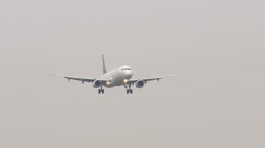 ALMATY, KAZAKHSTAN - 26 Haziran 2025: Airbus A321, Almaty havaalanına inen Air Astana EI-KDA. Uçak uçuşu, yan görüş. Seyahat kavramı