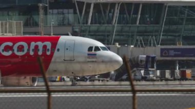 PHUKET, THAILAND - 2 Aralık 2018: Phuket havaalanından ayrılmadan önce HS-ABR plakalı Air Asia Airbus A320.