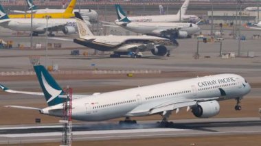 HONG KONG - 29 Ocak 2025: Airbus A350 Cathay Pacific, B-LXK Hong Kong havaalanına iniş yapmak üzere, vuruldu. Uçak geliyor..