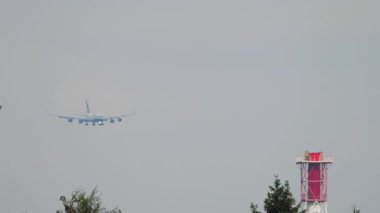 MOSCOW, Rusya Federasyonu - 30 Temmuz 2021: Ilyushin Il-96-300 geniş gövdeli uçak, Sheremetyevo havaalanına inmek üzere. Seyahat kavramı