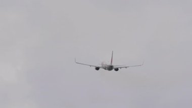 PHUKET, THAILAND - 25 Şubat 2025: Tayland Aslan Boeing 737, HS-LTT yan görüş. Uçak kalkıyor. Seyahat kavramı