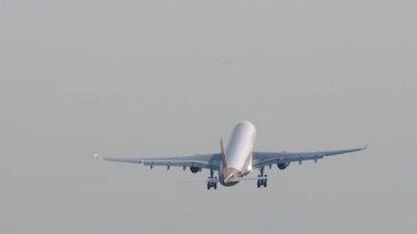 Jet yolcu uçağının kalkış görüntüleri. Uçak tırmanışı, dikiz aynası. Gökyüzünde ticari uçaklar