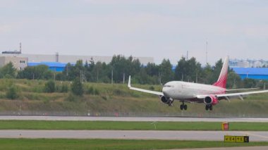 MOSCOW, Rusya Federasyonu - 29 Temmuz 2021: Uçak Boeing 737, Rossiya 'nın VP-BOI uçağı iniş sonrası fren yapıyor, yan görüş. Yolcu uçağı geliyor. Seyahat kavramı