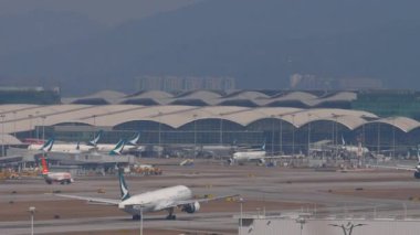 HONG KONG - 29 Ocak 2025: Cathay Pacific Boeing 777, B-KQQ ivmesi ve kalkış Chek Kap Kok havaalanı, Hong Kong. Seyahat kavramı