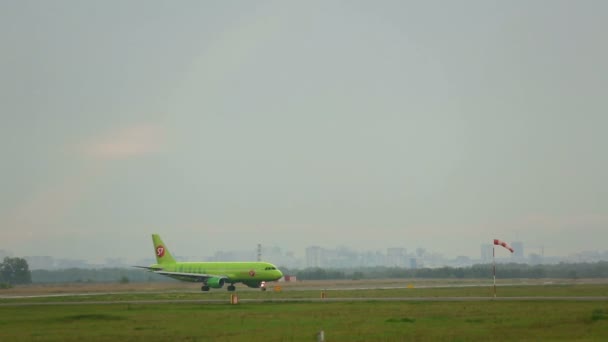 Avión en rodaje en pista — Vídeos de Stock