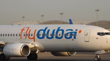 ALMATY, KAZAKHSTAN - 25 Haziran 2025 Flydubai Boeing 737-8KNWL, A6-FER kalkış. Almaty Havaalanı 'ndan kalkmadan önce yolcu uçağının hızlanması. Seyahat kavramı