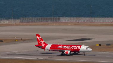 HONG KONG - 28 HAZİRAN 2025 Airbus A320 AirAsia, 9M-AFE, Chek Kap Kok havaalanı, Hong Kong, yan görüş