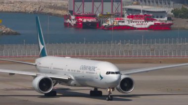 HONG KONG - 29 Ocak 2025: Cathay Pacific Boeing 777, B-KQQ taksisi Chek Kap Kok havaalanı, Hong Kong. Seyahat kavramı