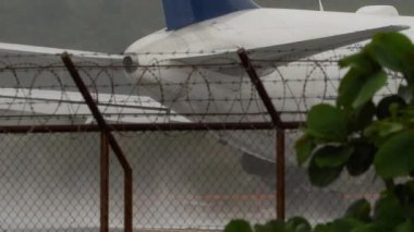 PHUKET, THAILAND - 24 Şubat 2025: Air Astana 'nın kalkış hızının Boeing 767' si, Phuket havaalanından başlayın, yan görüş. Seyahat kavramı